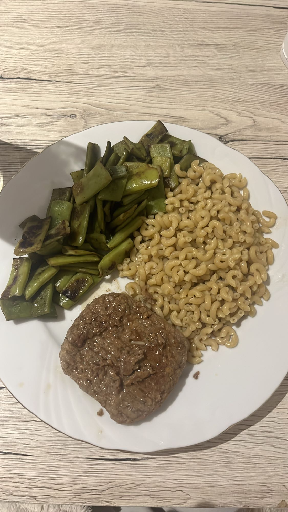 Steak avec pâtes et légumes