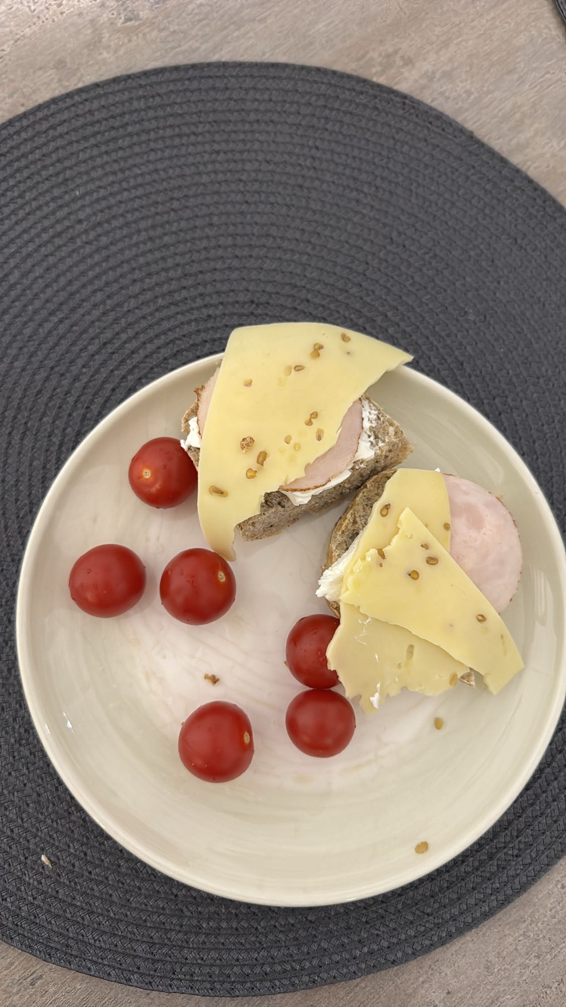 Kanapki z serem i szynką