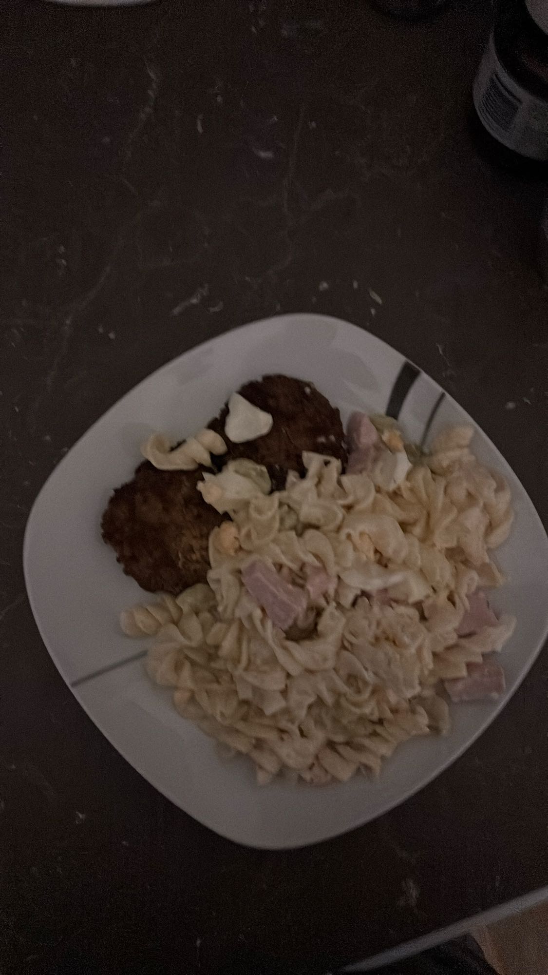 Nudelsalat mit Frikadellen