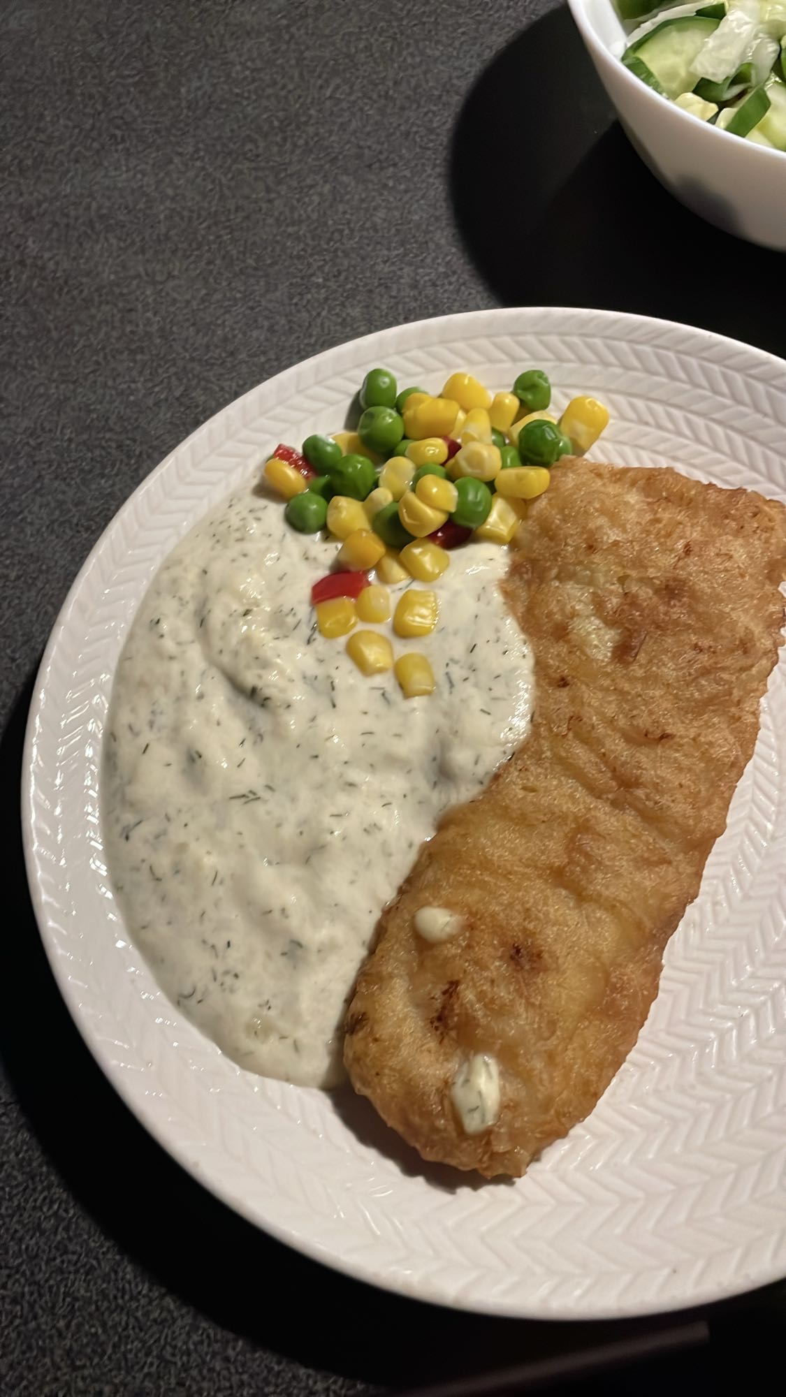 Panerad fisk med sås