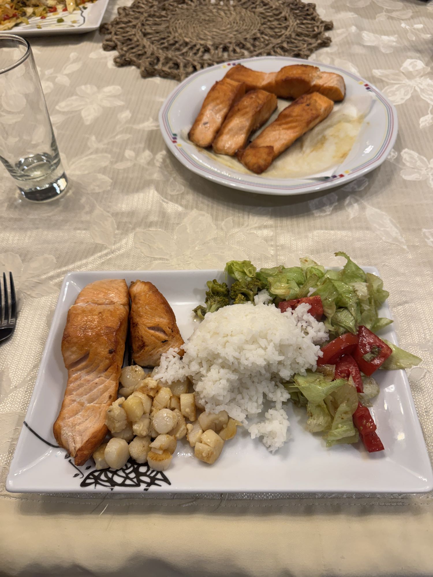 Salmón con arroz y ensalada