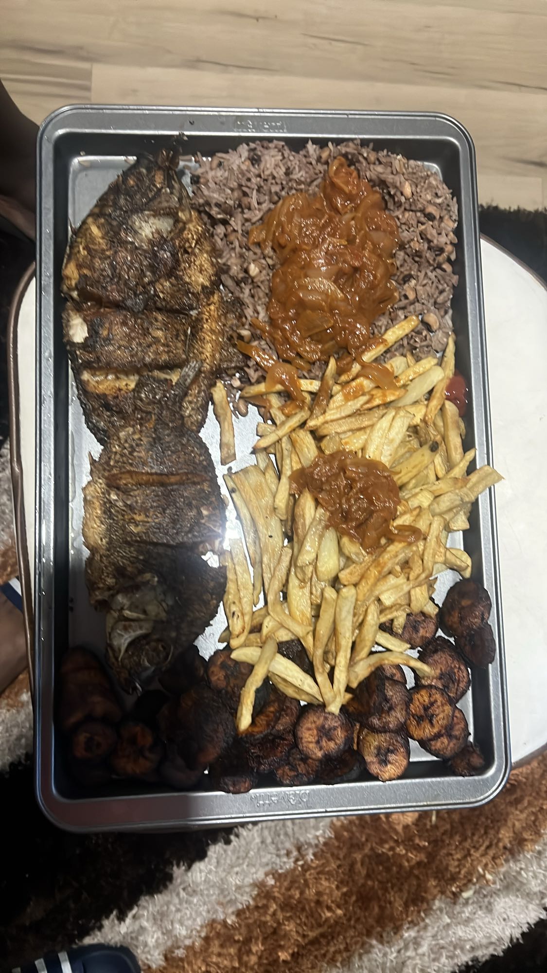 Poisson grillé avec accompagnements