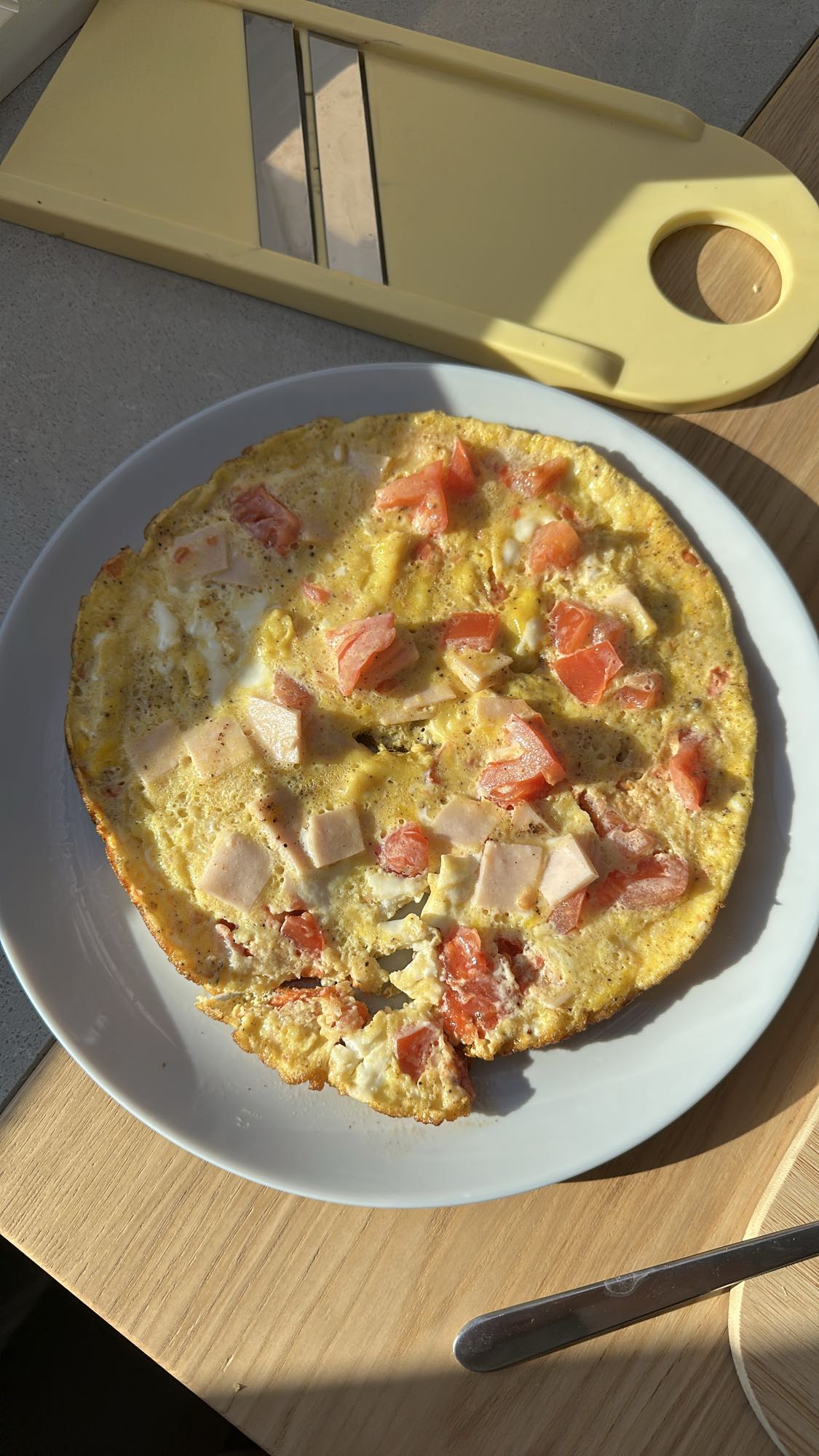 Omlet z szynką i pomidorem