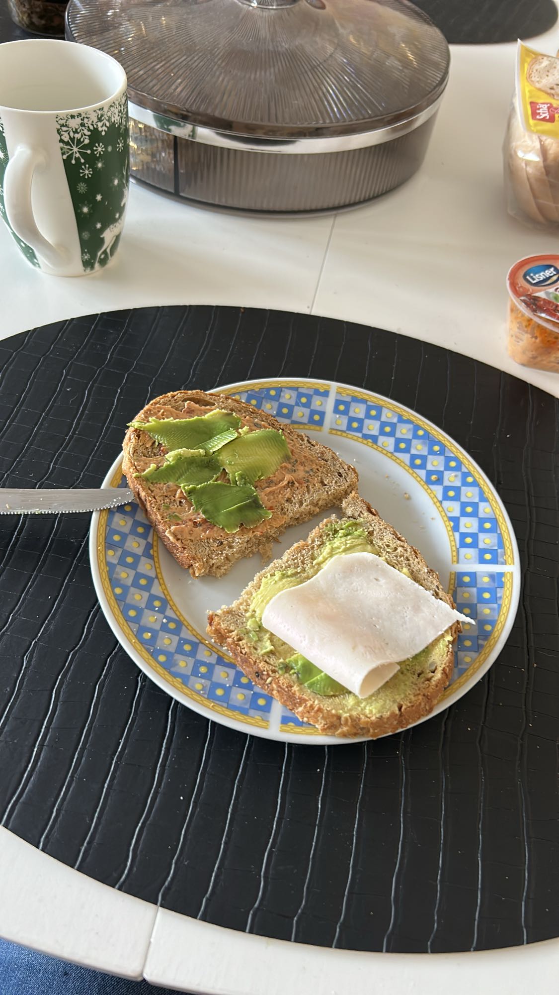 Kanapki z awokado i indykiem