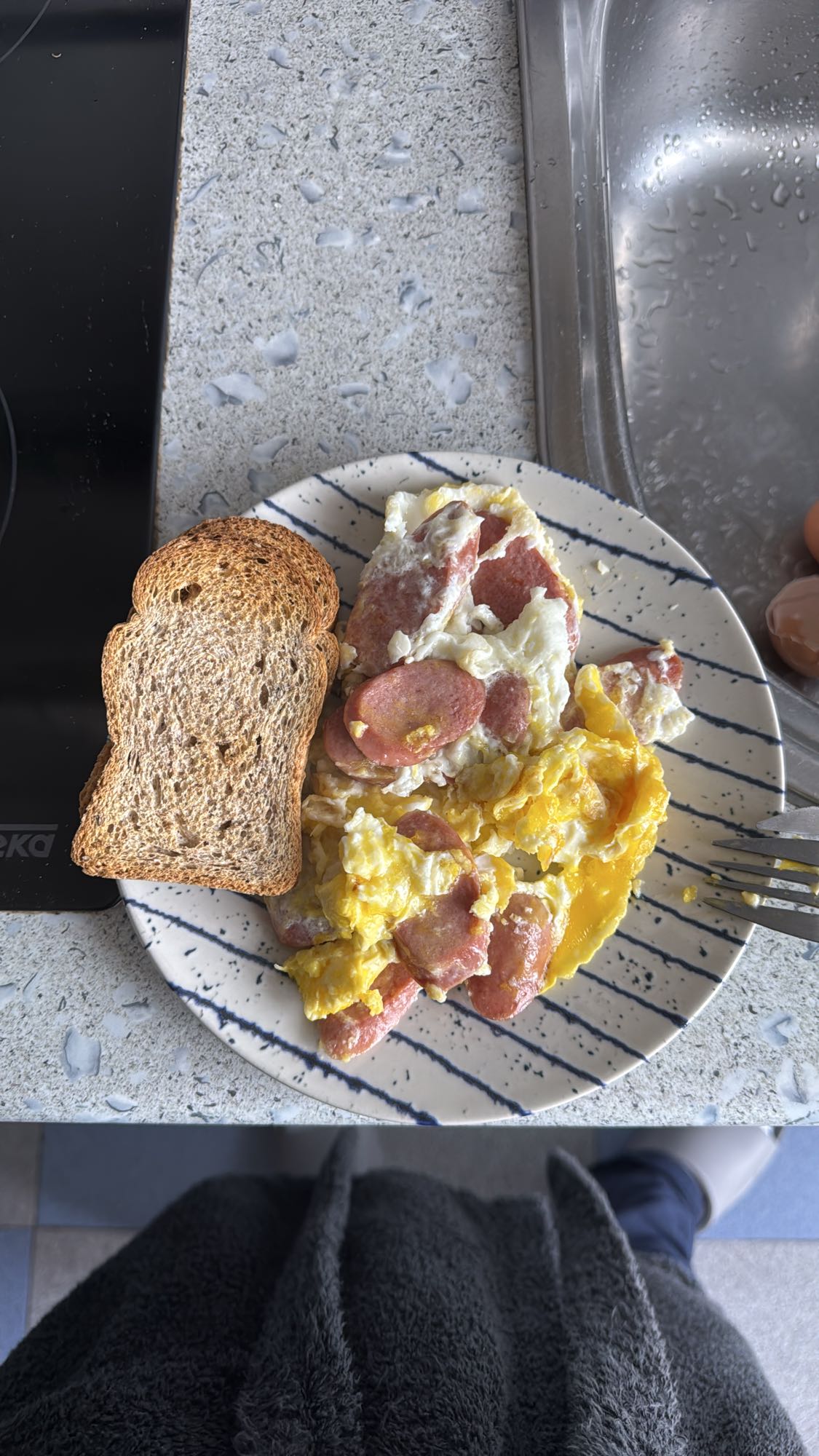 Huevos con salchicha