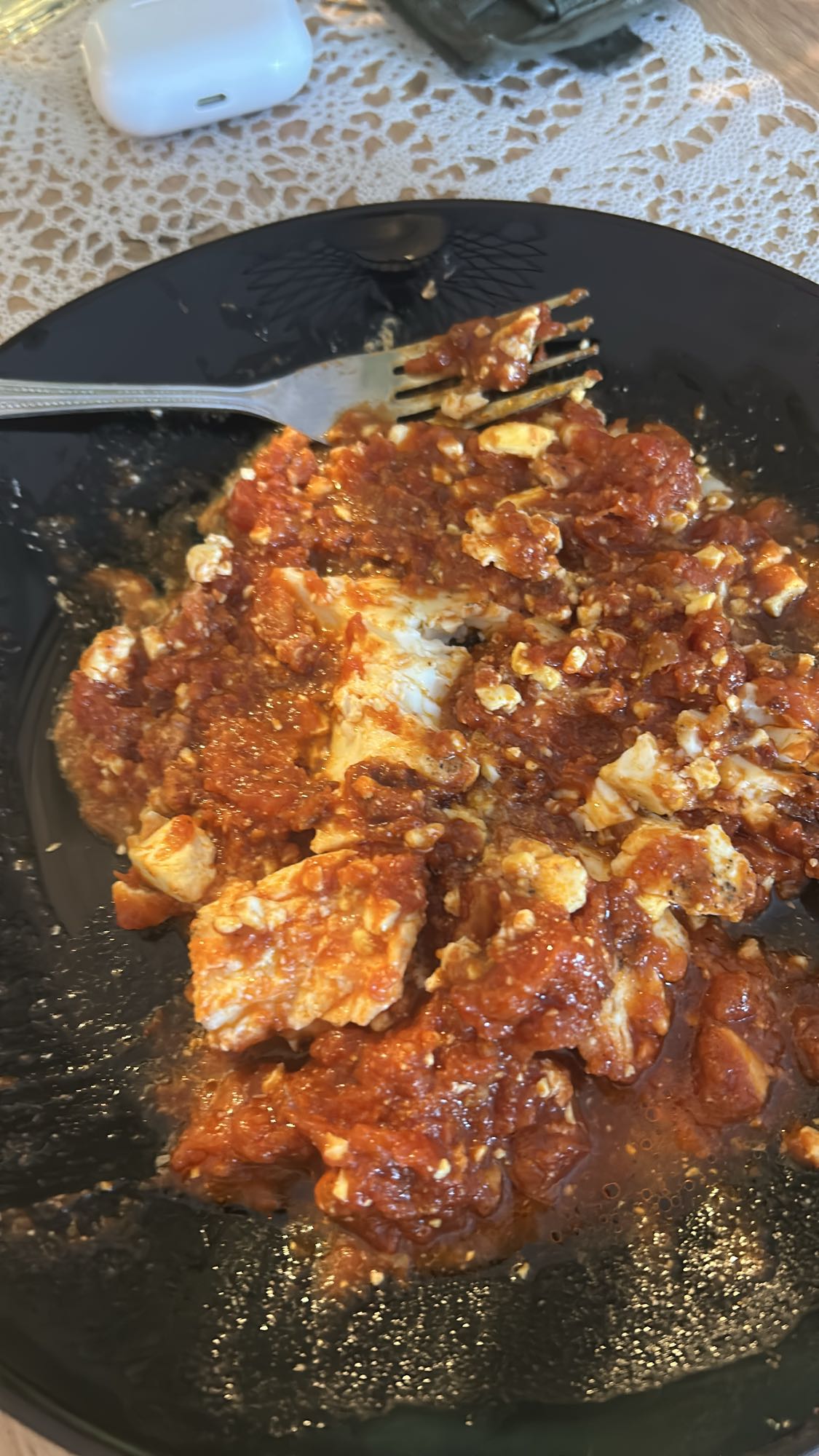 Jajecznica z sosem pomidorowym