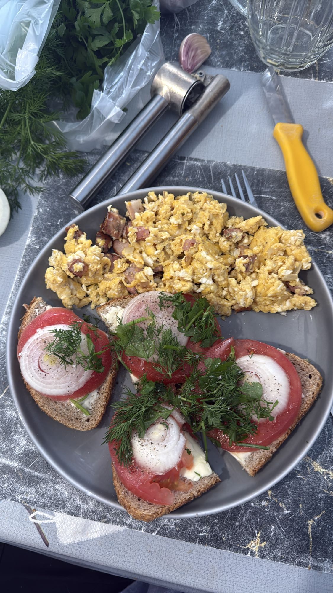 Jajecznica z grzankami