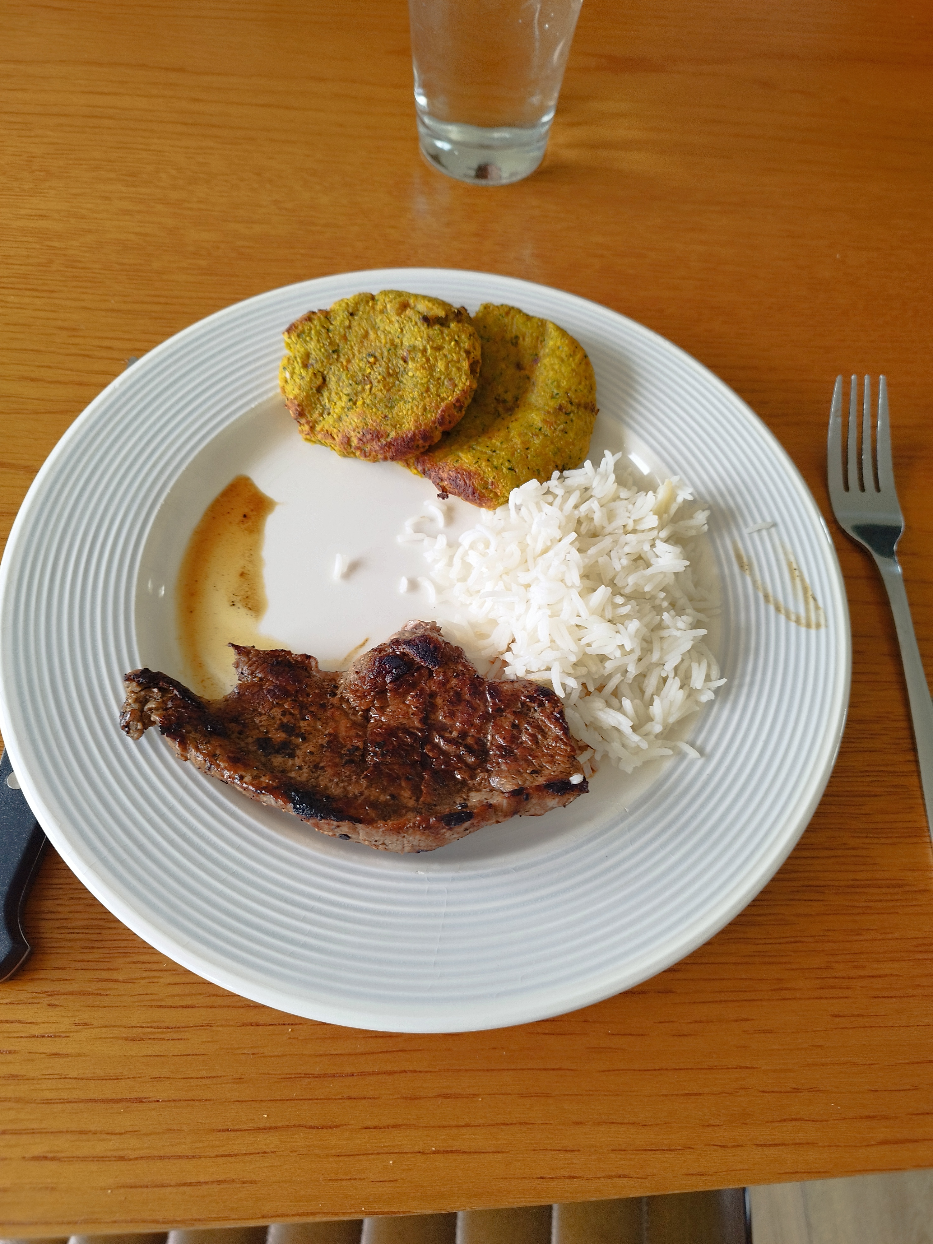 Steak avec riz et galettes