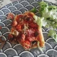 Part de pizza avec salade