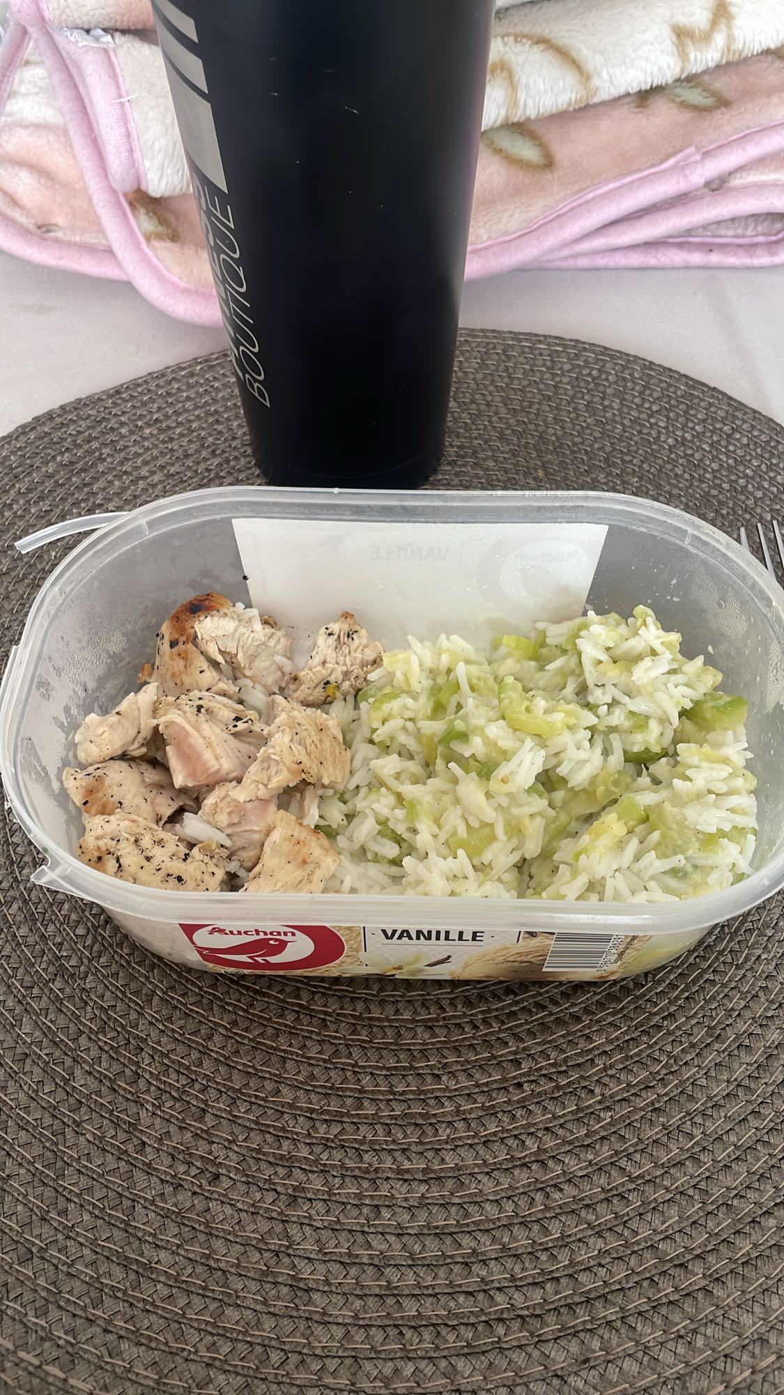 Poulet avec riz et courgettes