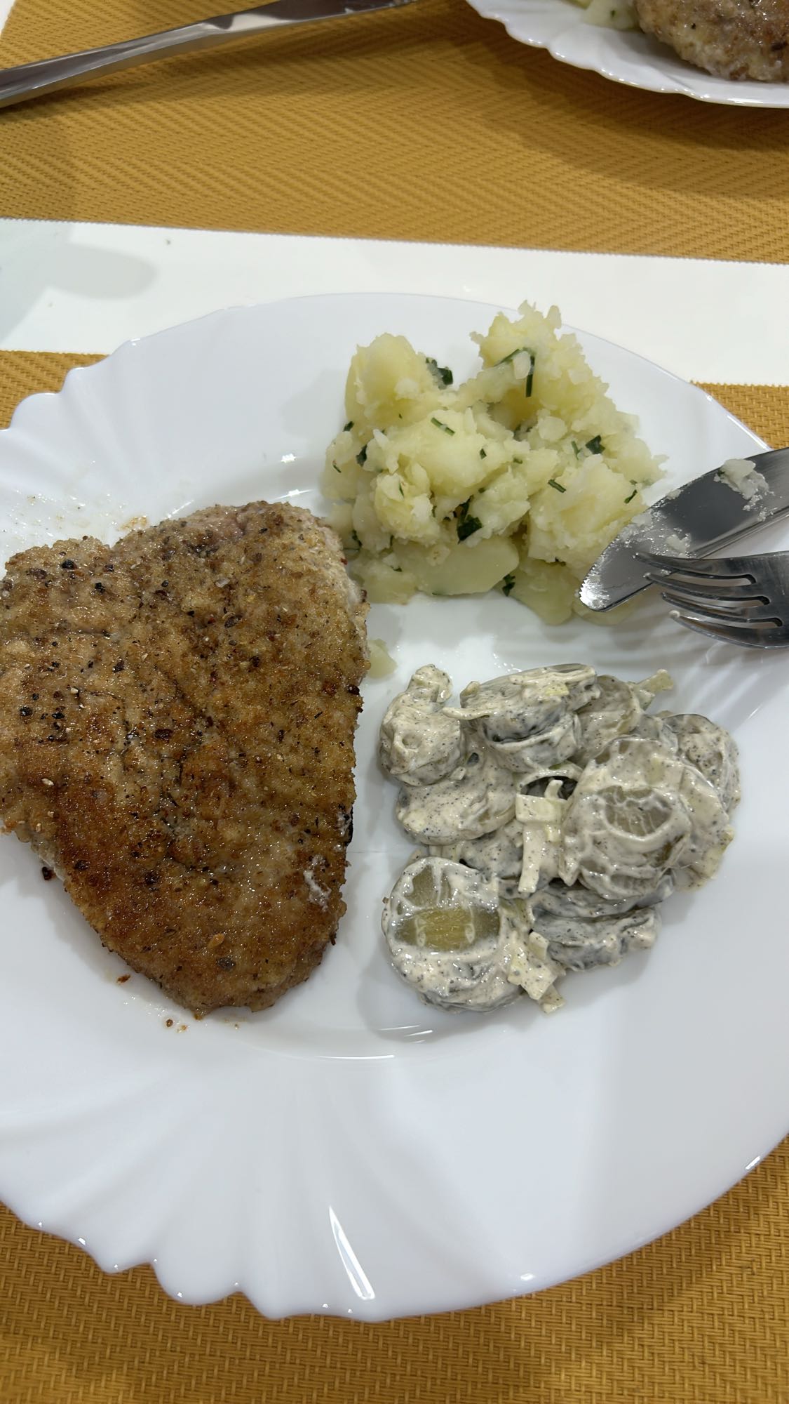 Kotlet schabowy z dodatkami