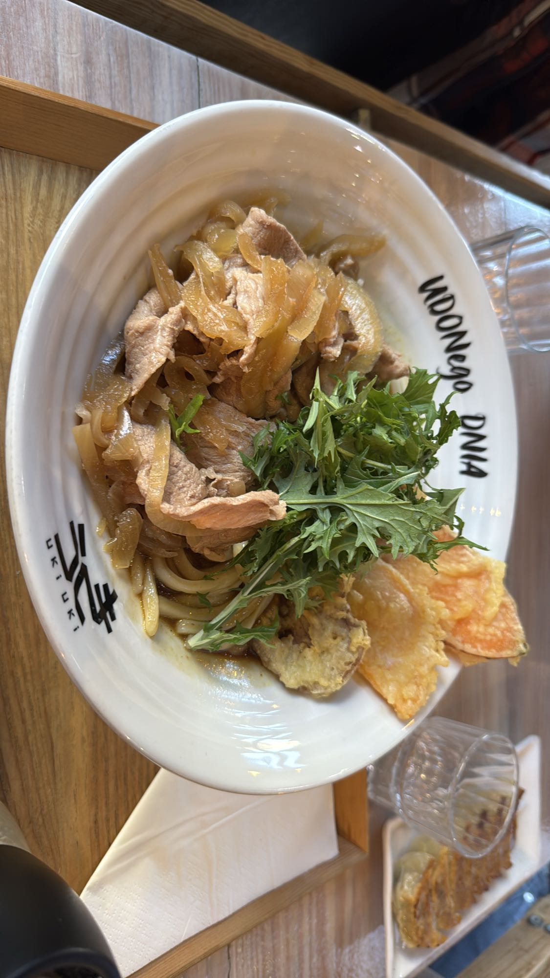 Udon z wołowiną i tempurą