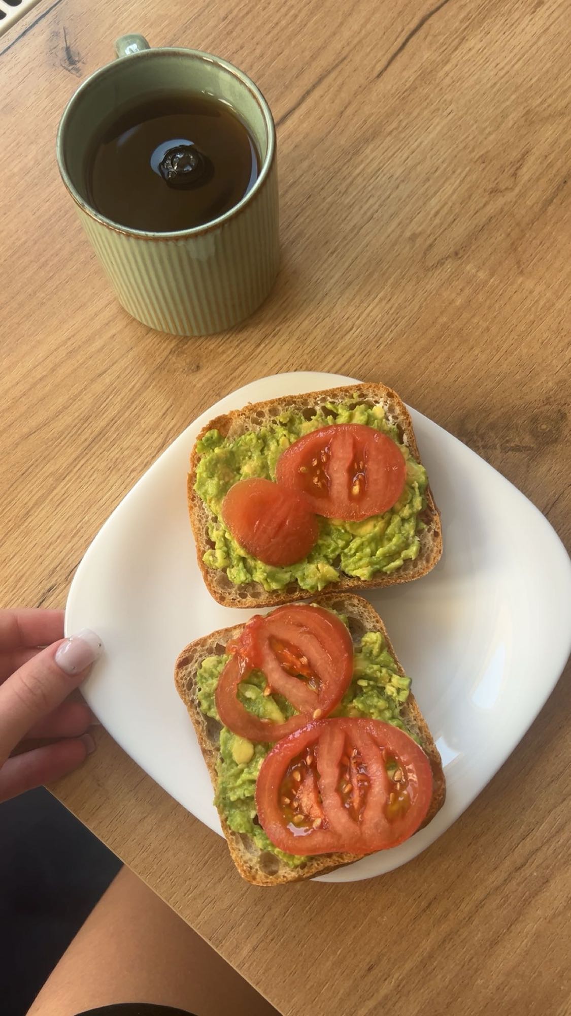 Kanapki z awokado i pomidorem