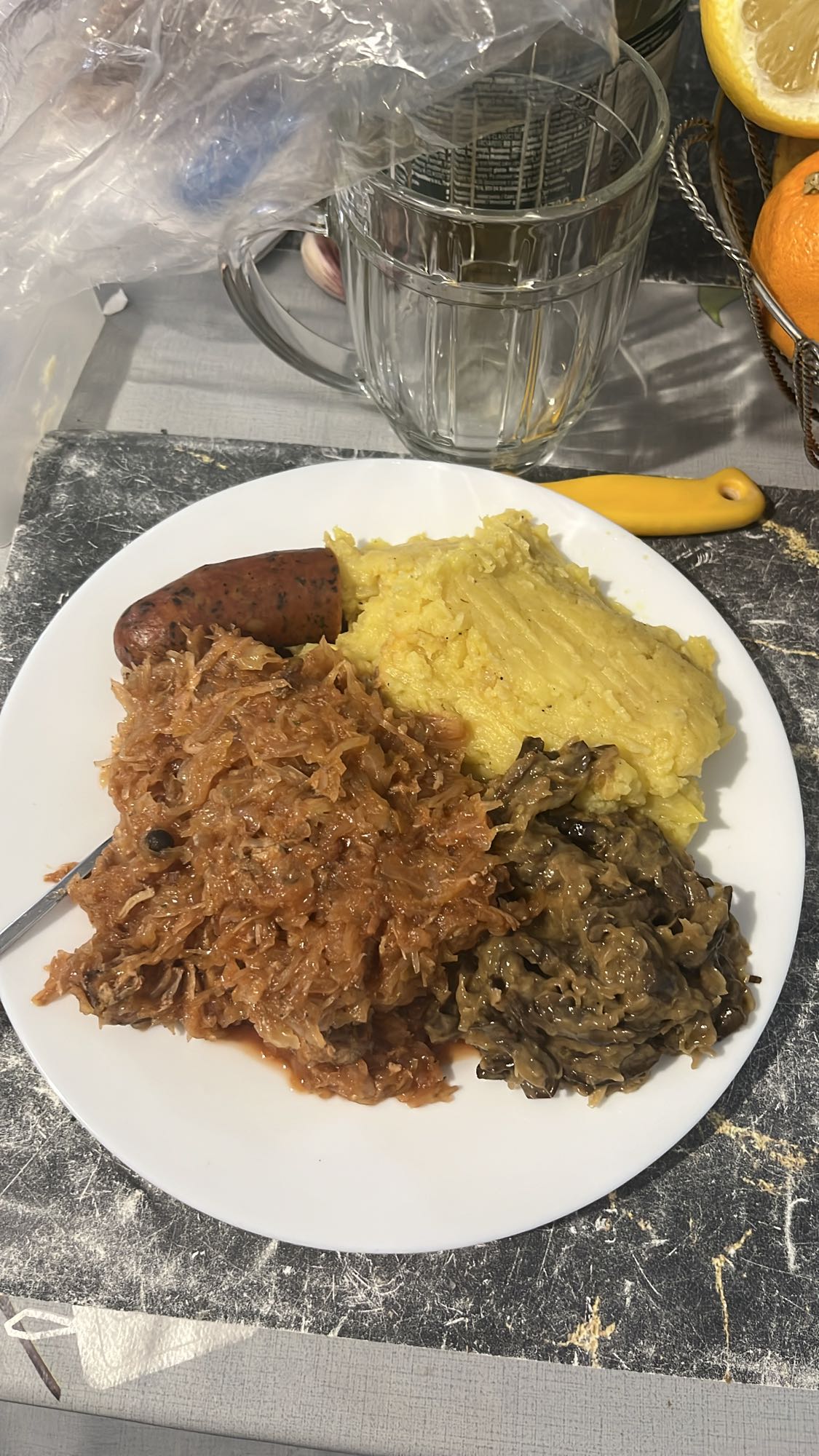 Bigos z kaszą i kiełbasą