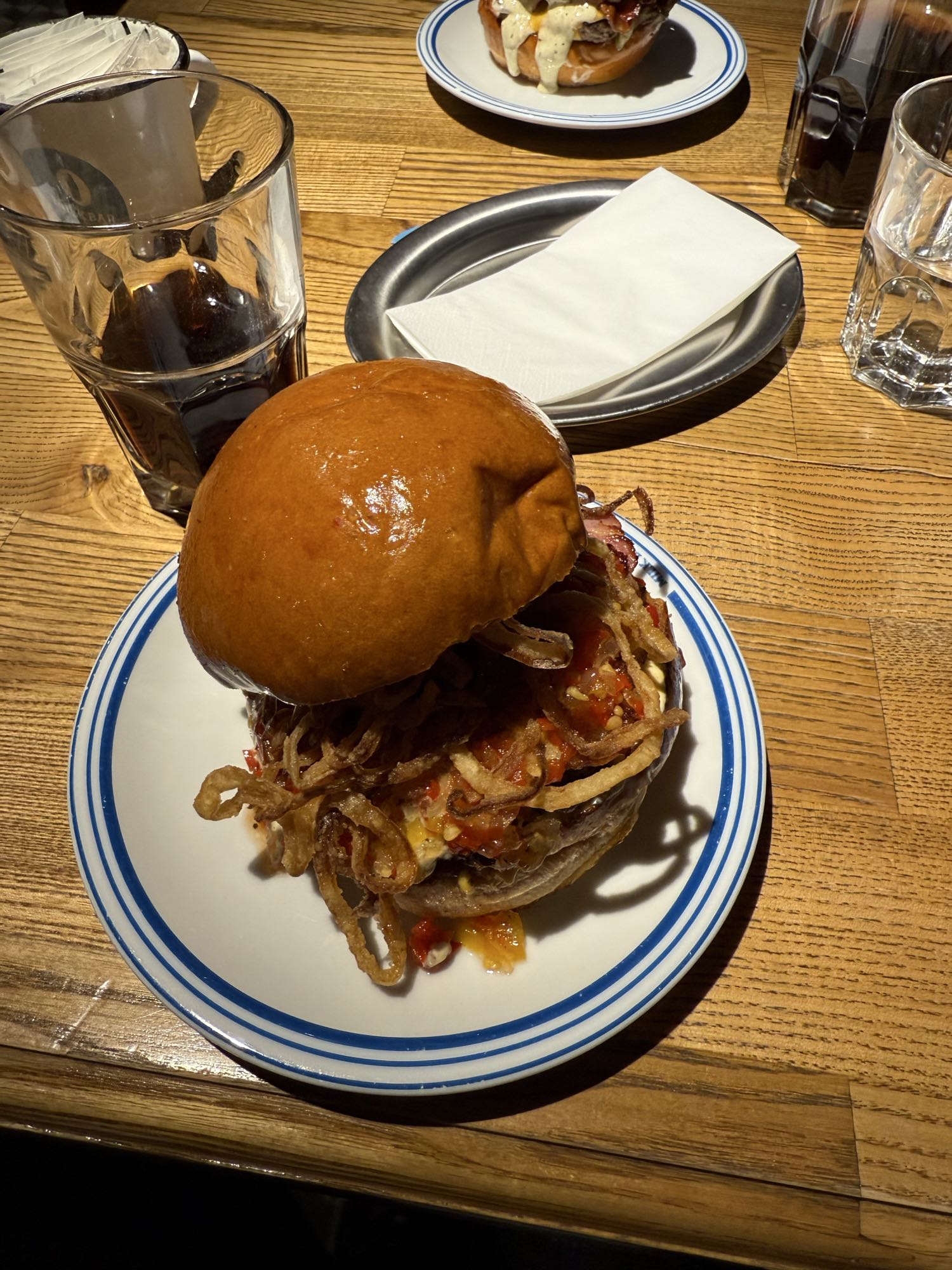 Бургер с луком