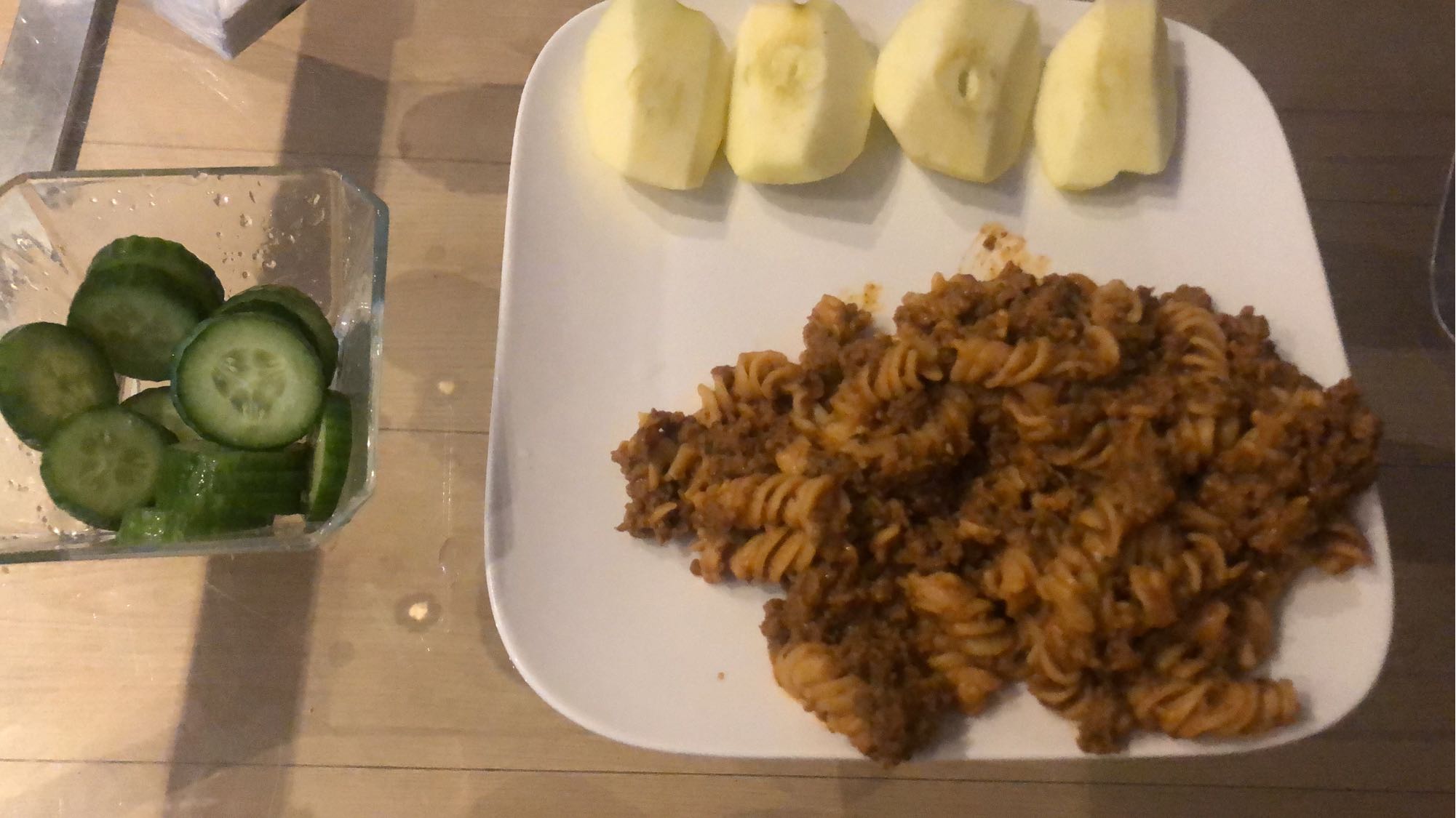 Pasta con carne y ensalada