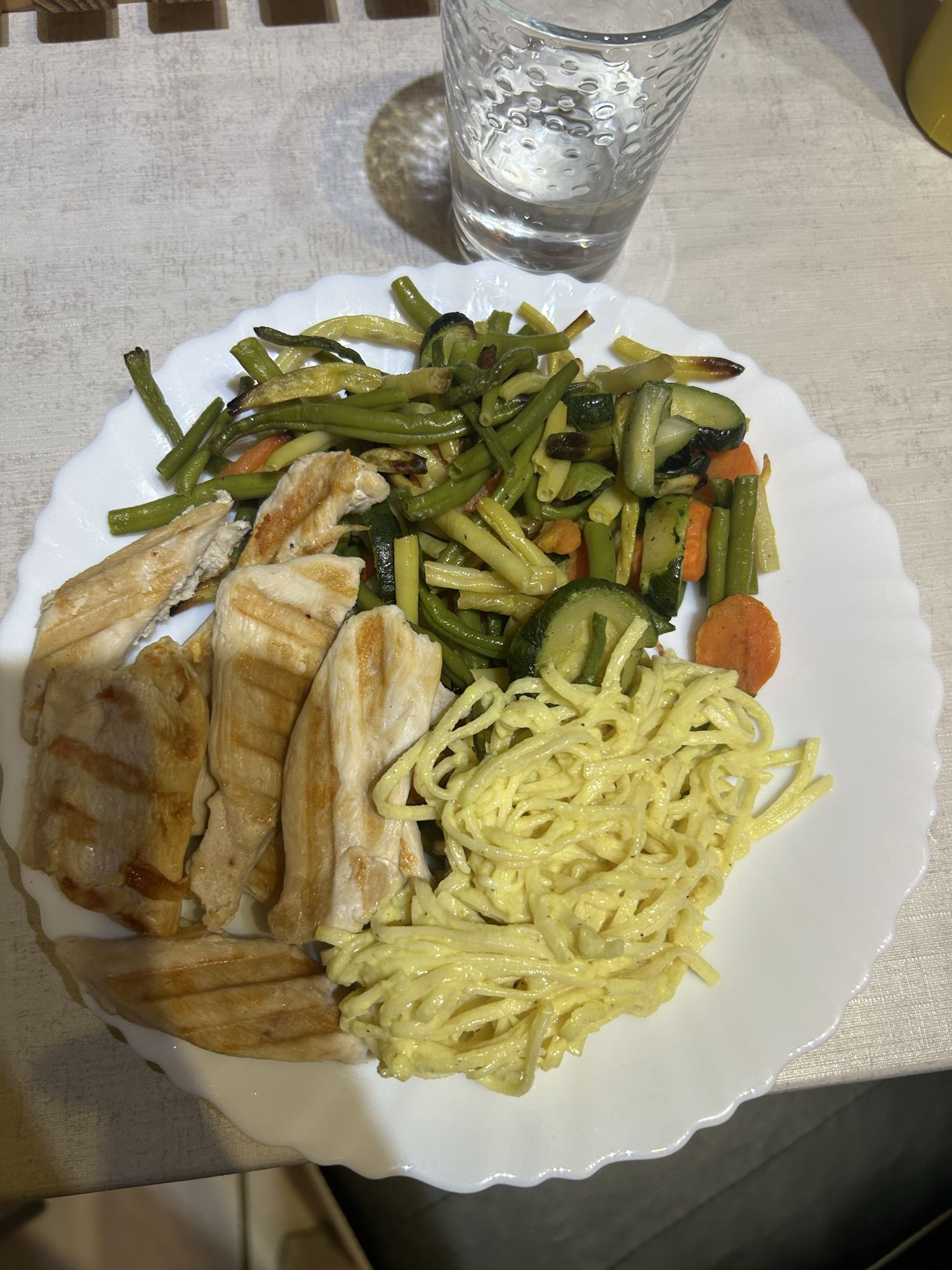 Poulet grillé avec légumes