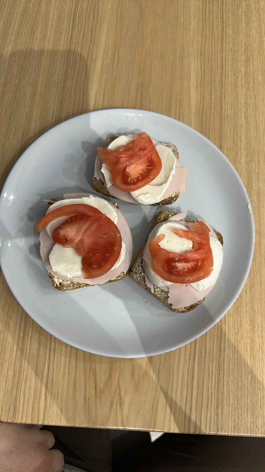 Kanapki z serem i szynką