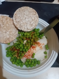 Fish with peas and rice cakes