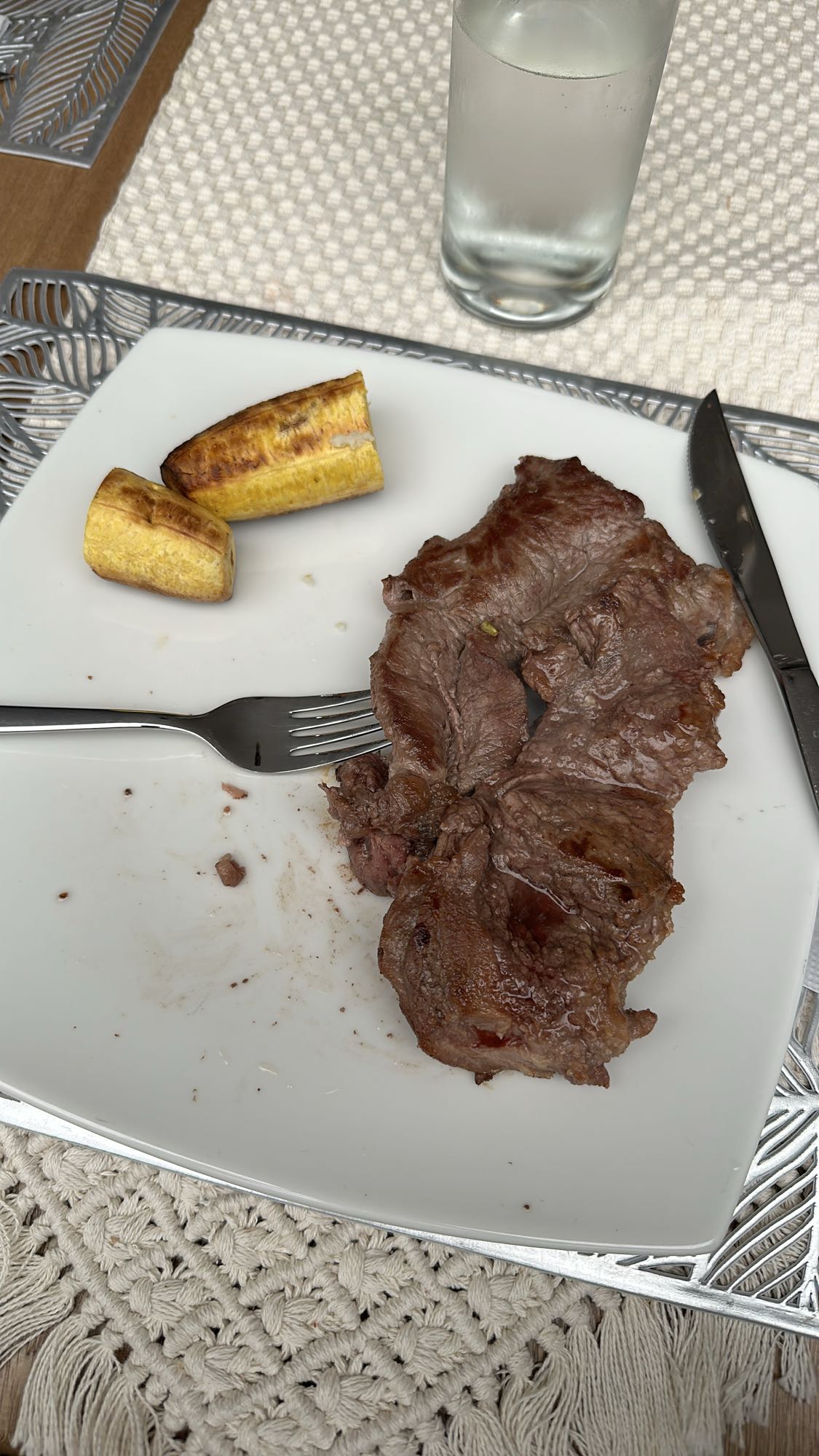 Carne asada con plátano