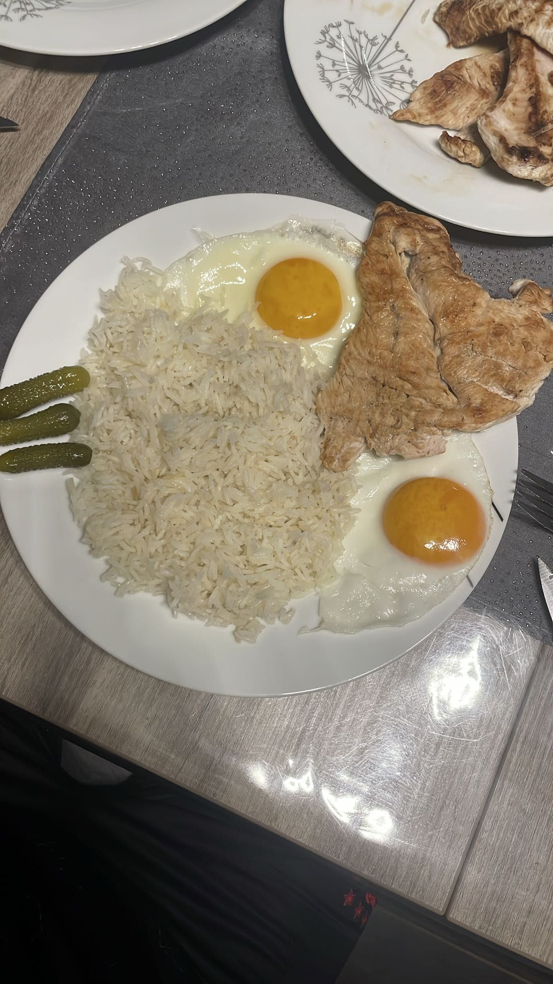 Poulet avec riz et œufs