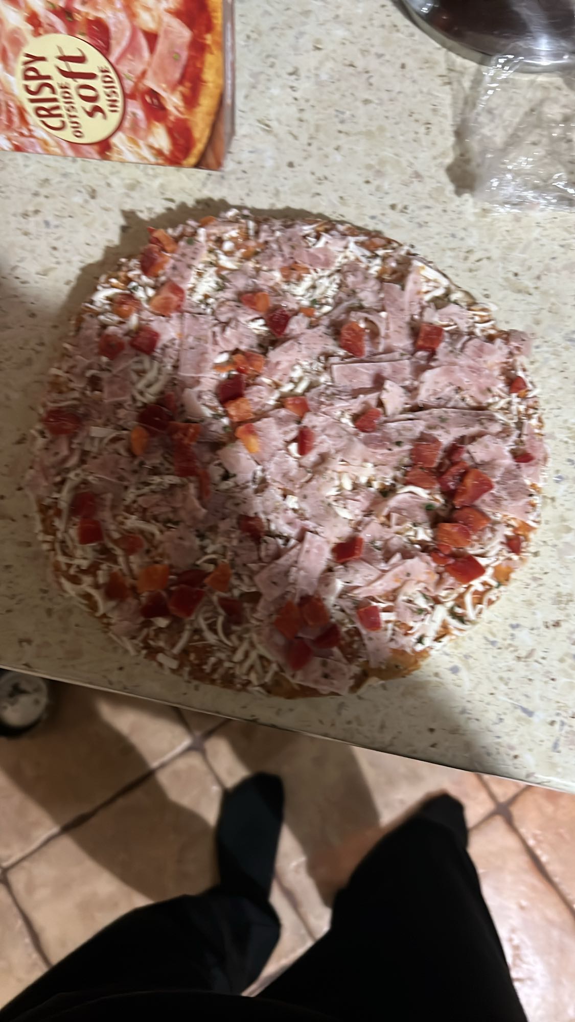 Pizza z szynką i papryką