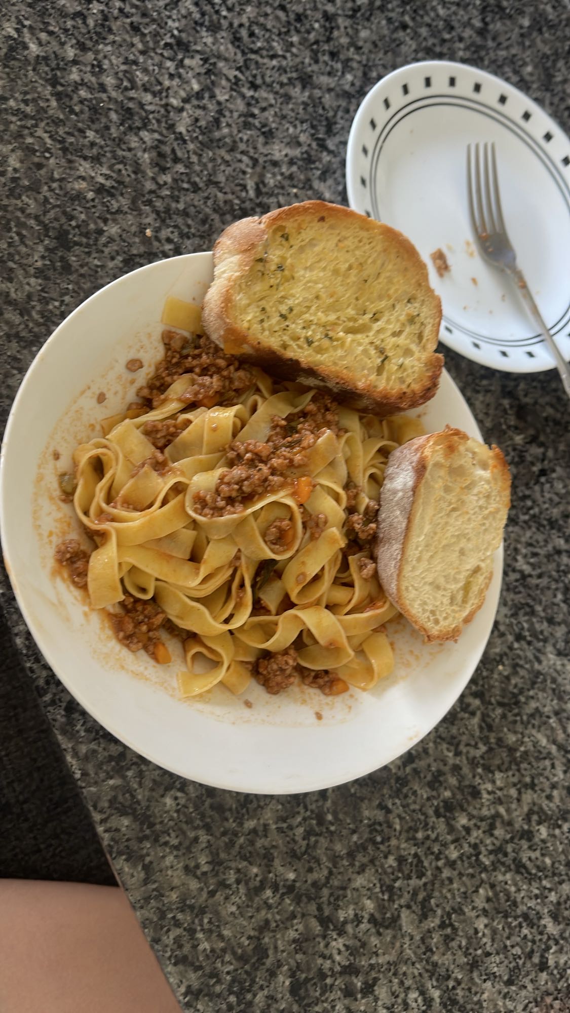 Pasta boloñesa con pan