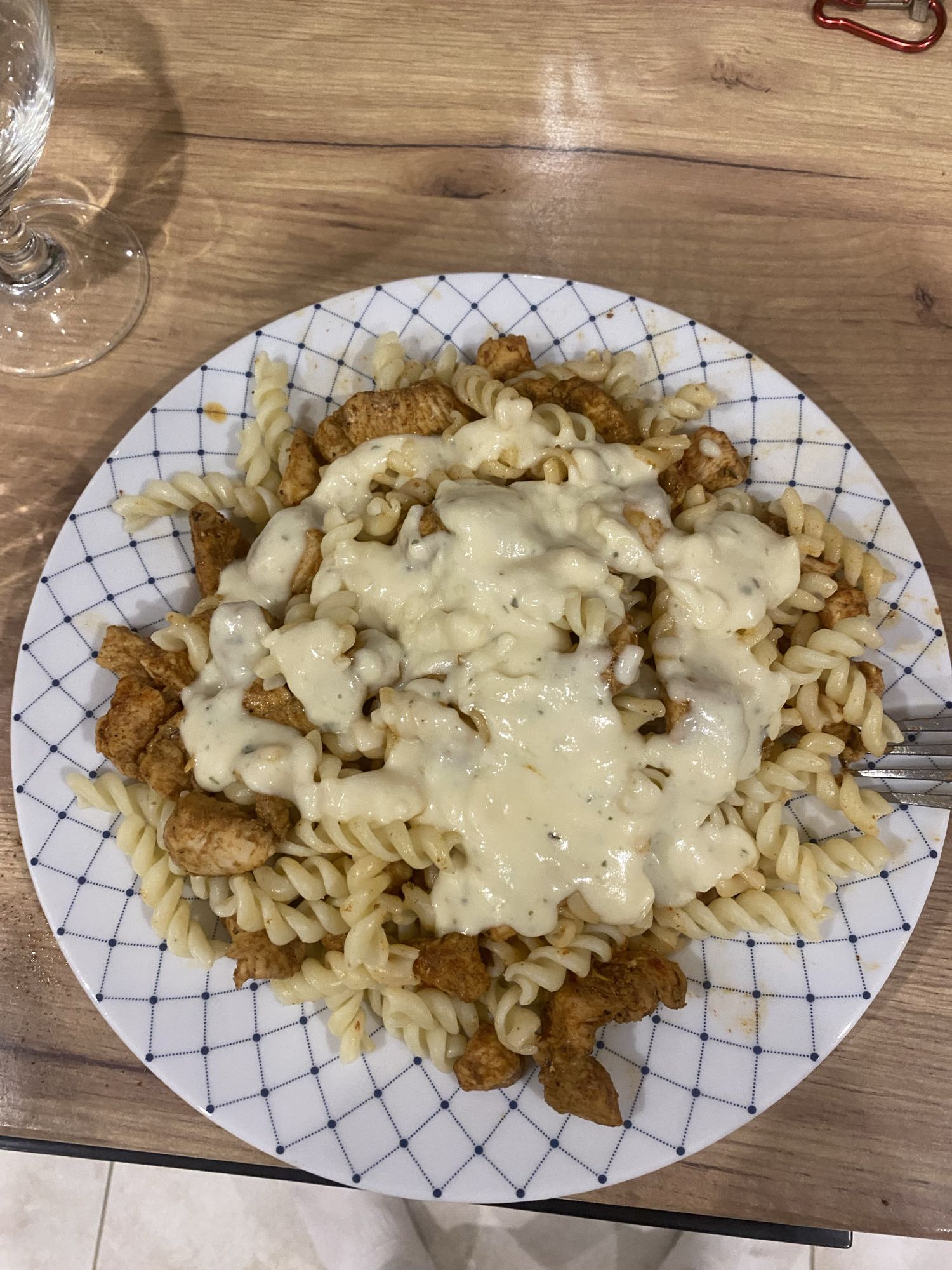 Makaron z kurczakiem i sosem