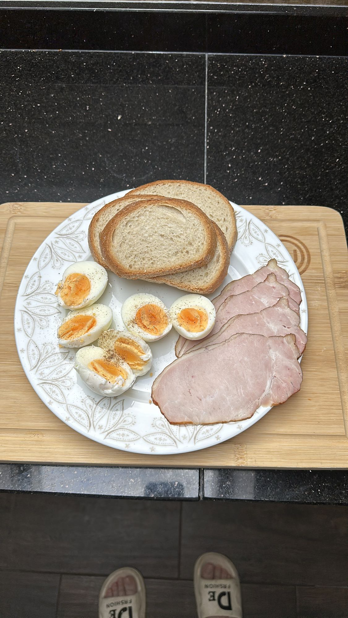 Śniadanie z jajkami i szynką