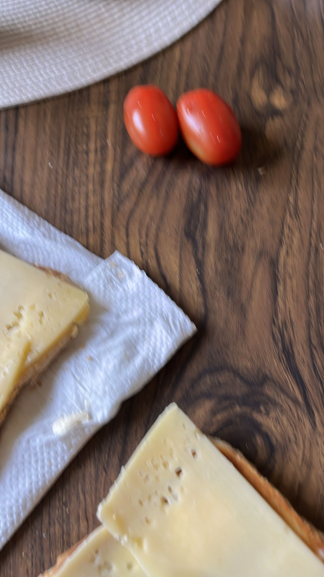 Ostsmörgås med tomat