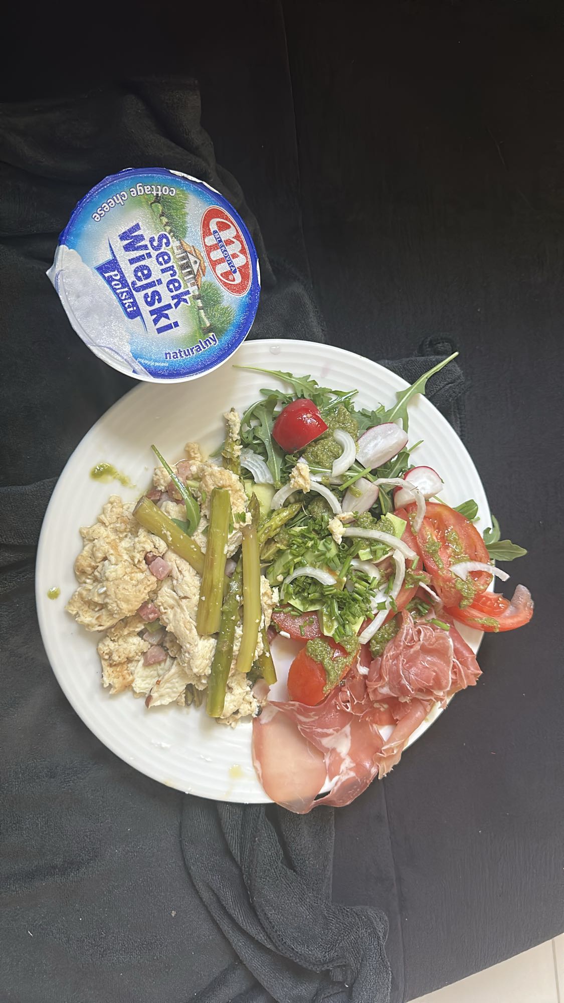 Jajecznica z sałatką