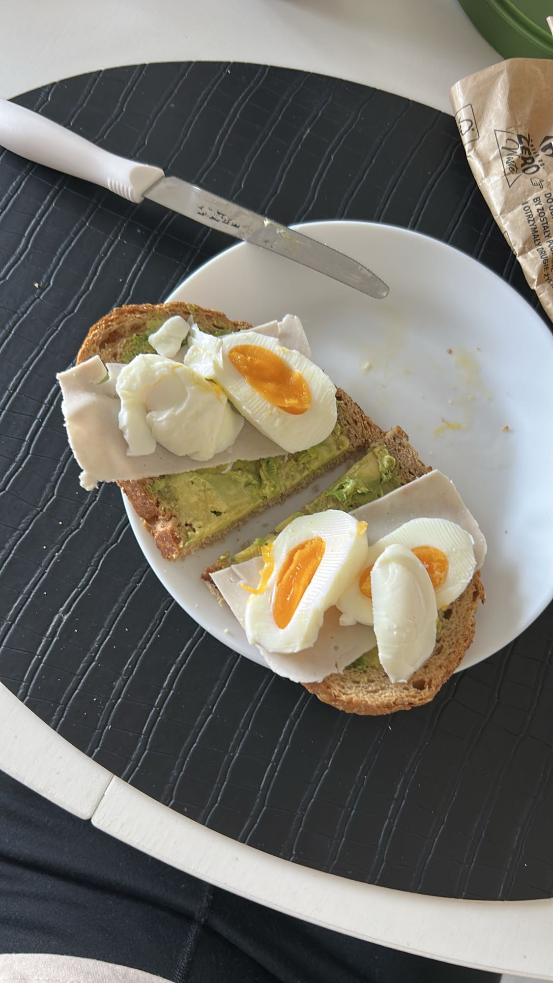 Kanapki z awokado i jajkiem