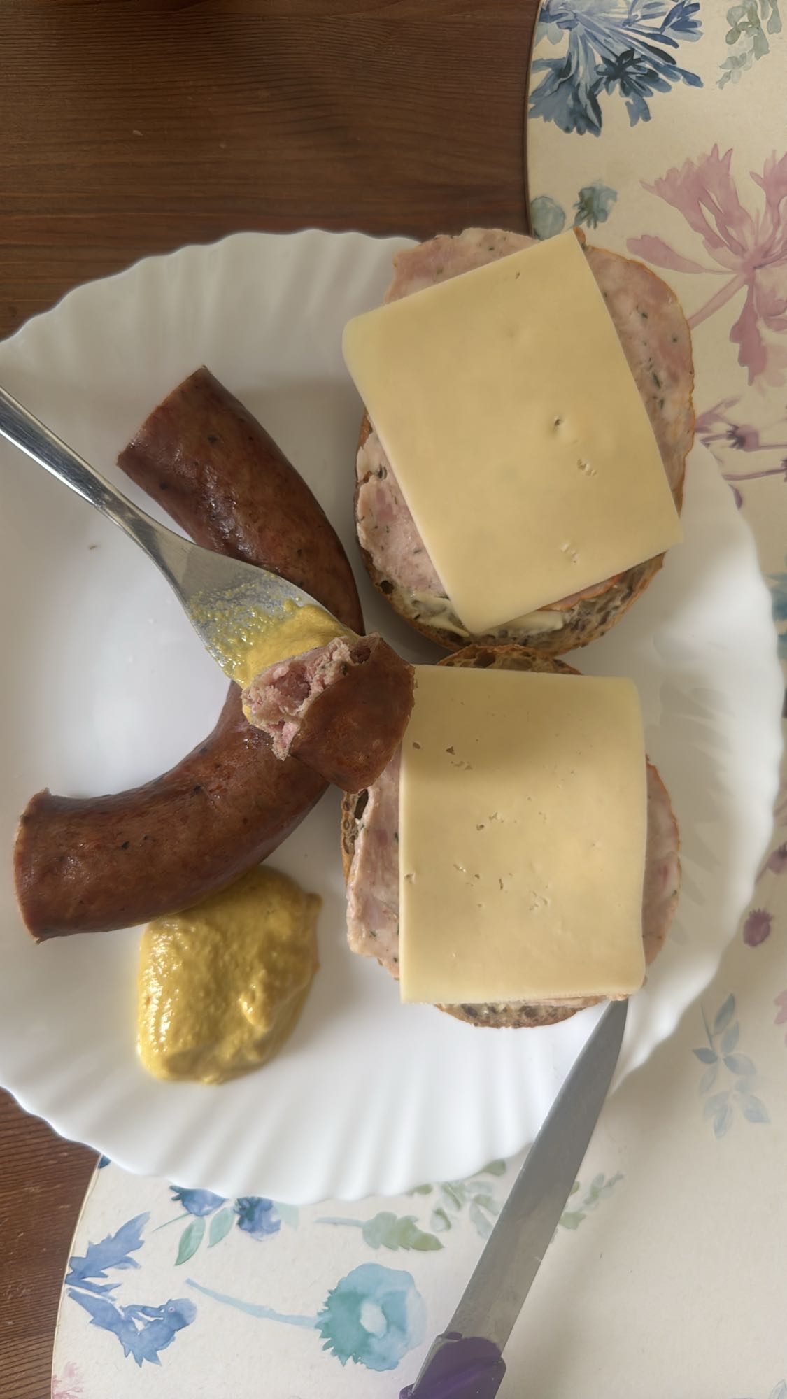 Kiełbasa z musztardą i kanapki