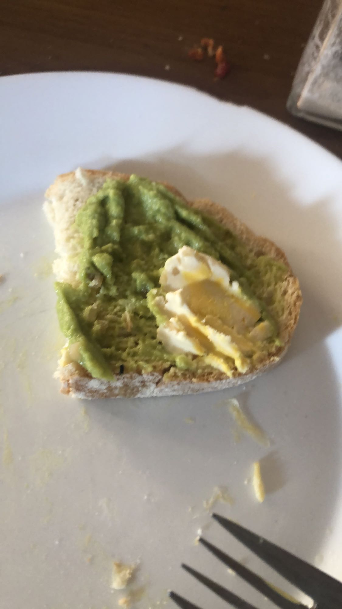 Tostada con aguacate y huevo