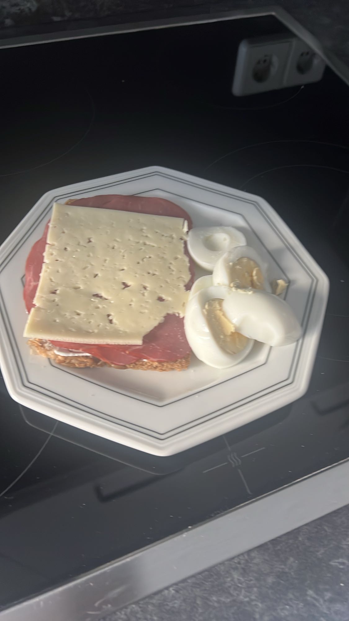 Brot mit Käse und Ei