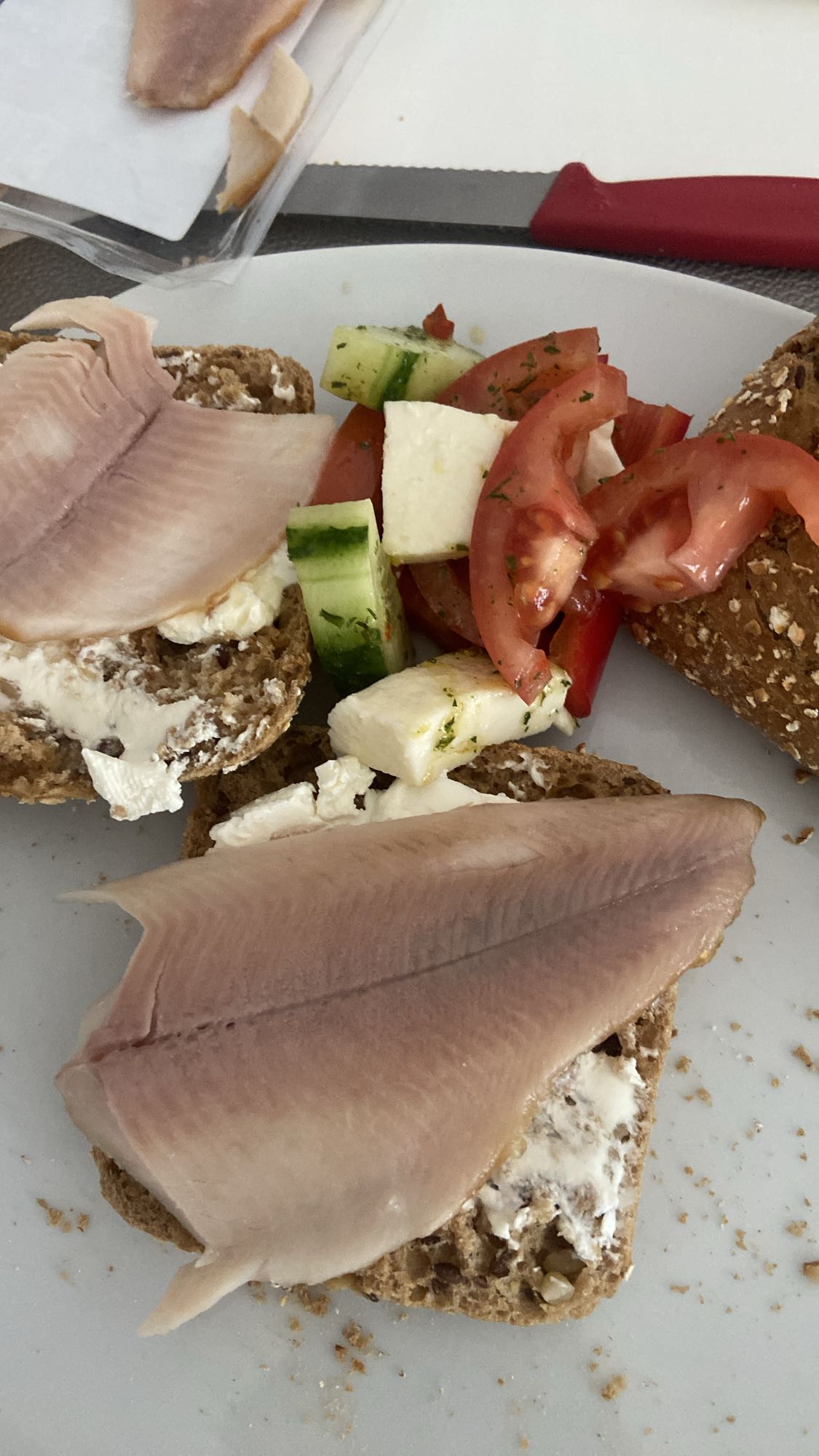 Brot mit Fisch und Salat
