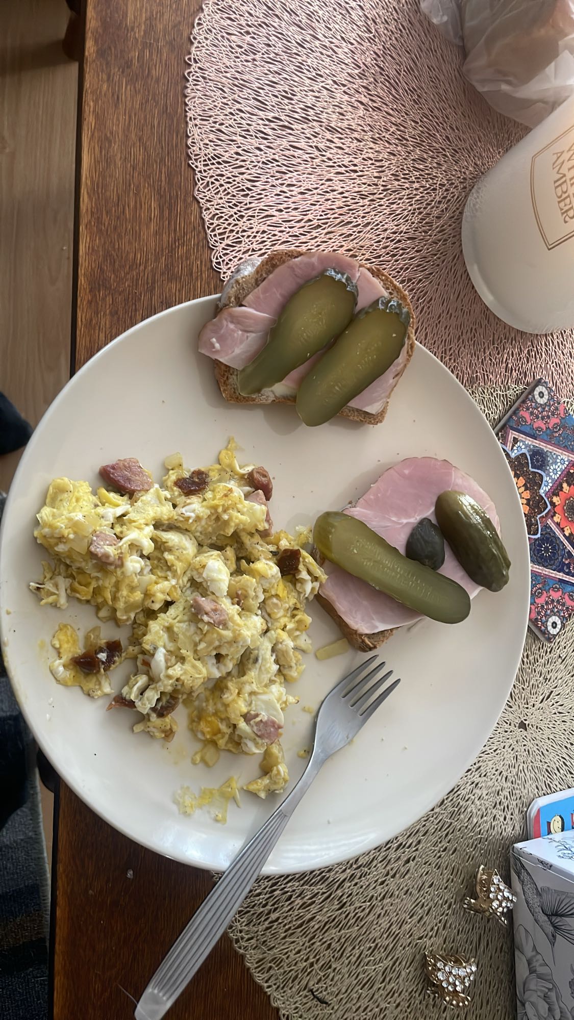 Jajecznica z szynką i chlebem