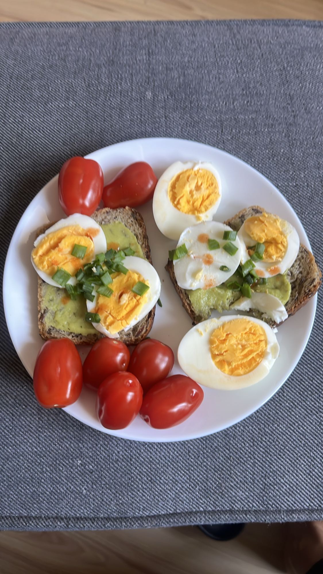 Kanapki z jajkiem i awokado