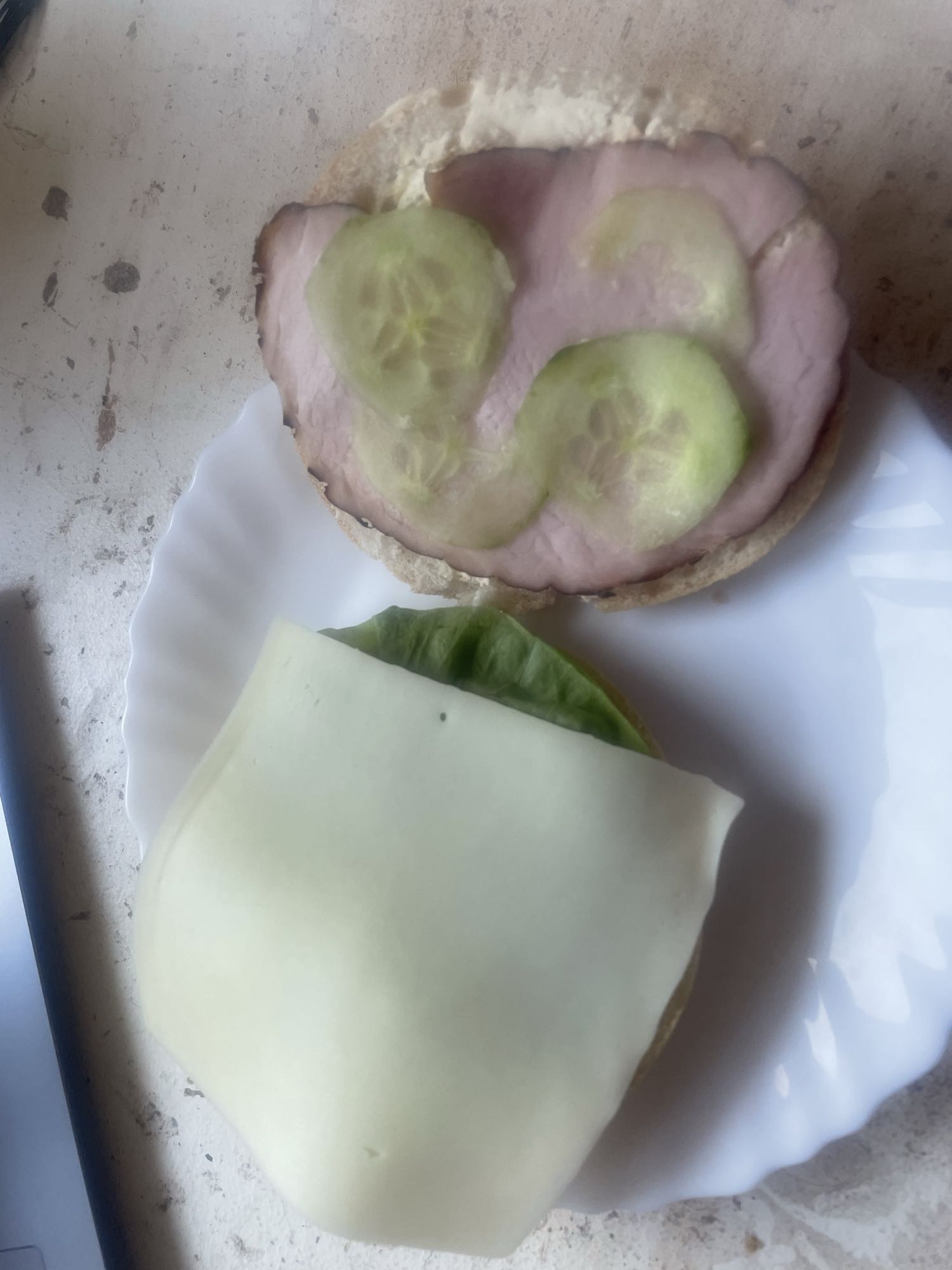 Kanapka z szynką i serem