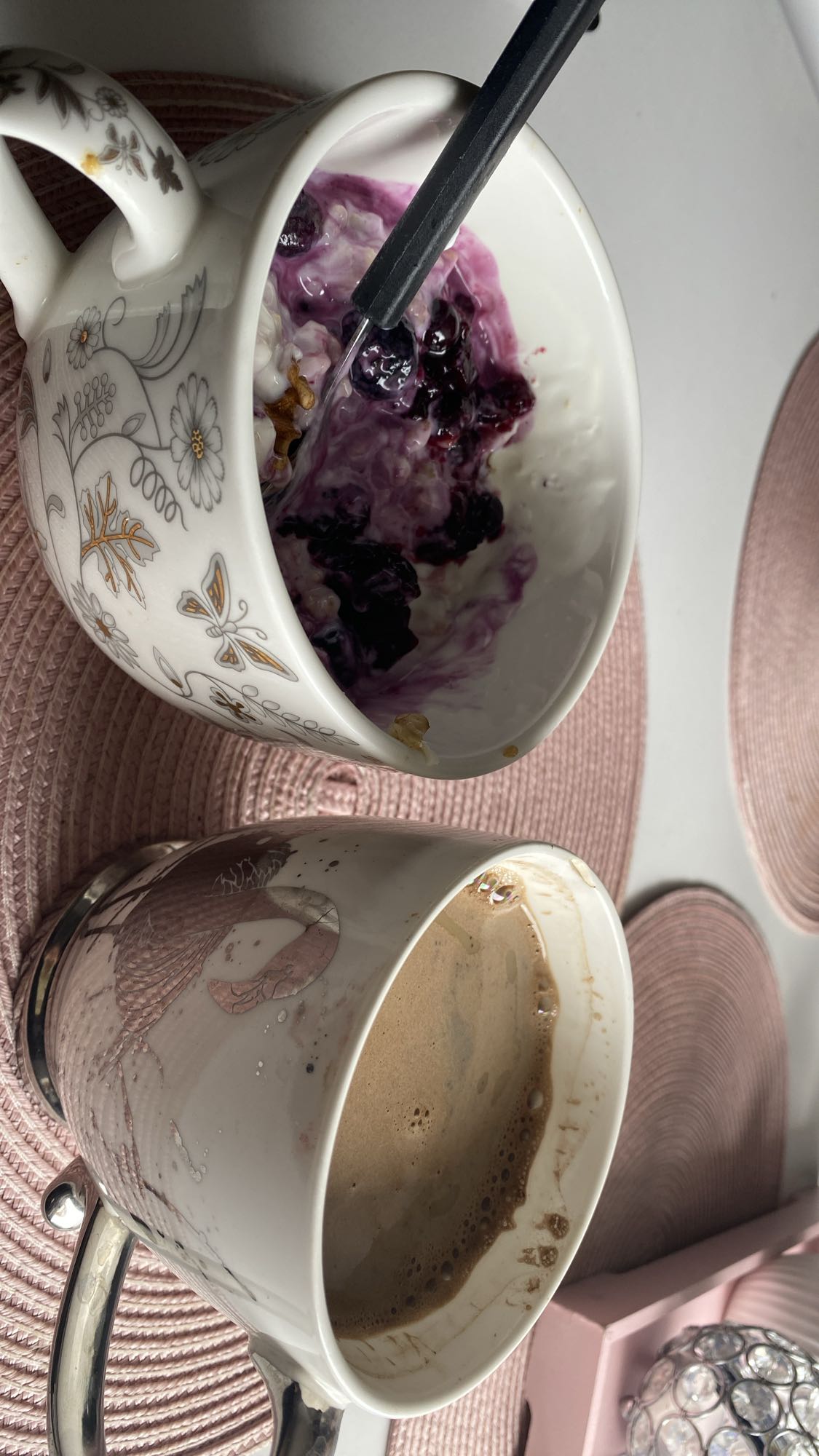 Jogurt z owocami i kawa