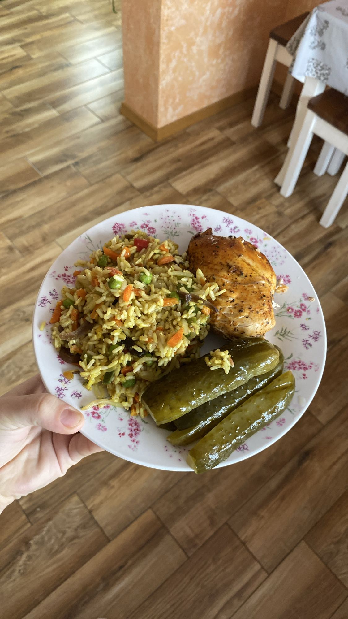 Kurczak z ryżem i ogórkami