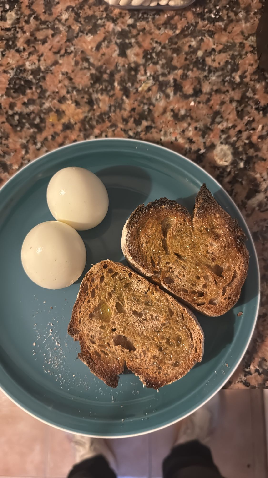 Huevos con pan tostado