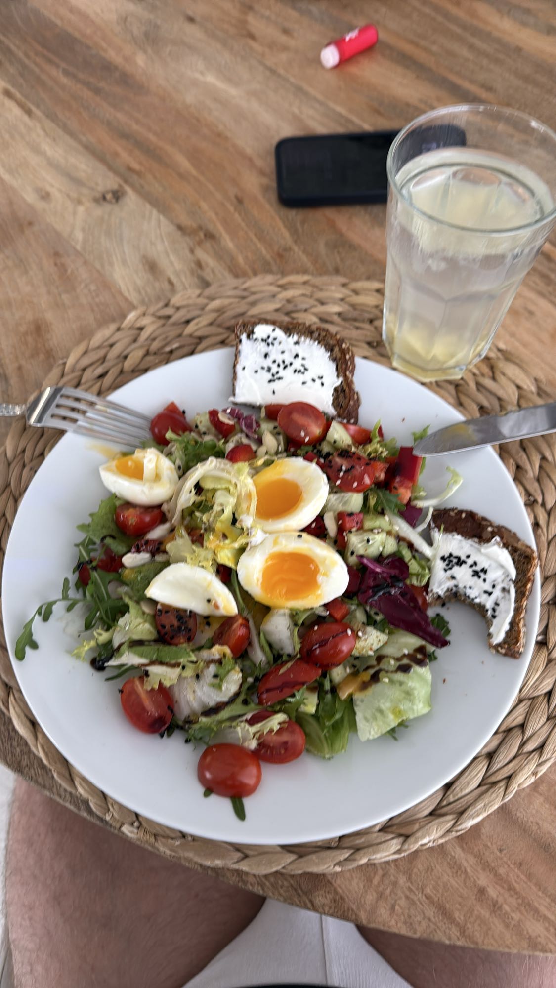 Sałatka z jajkiem i chlebem