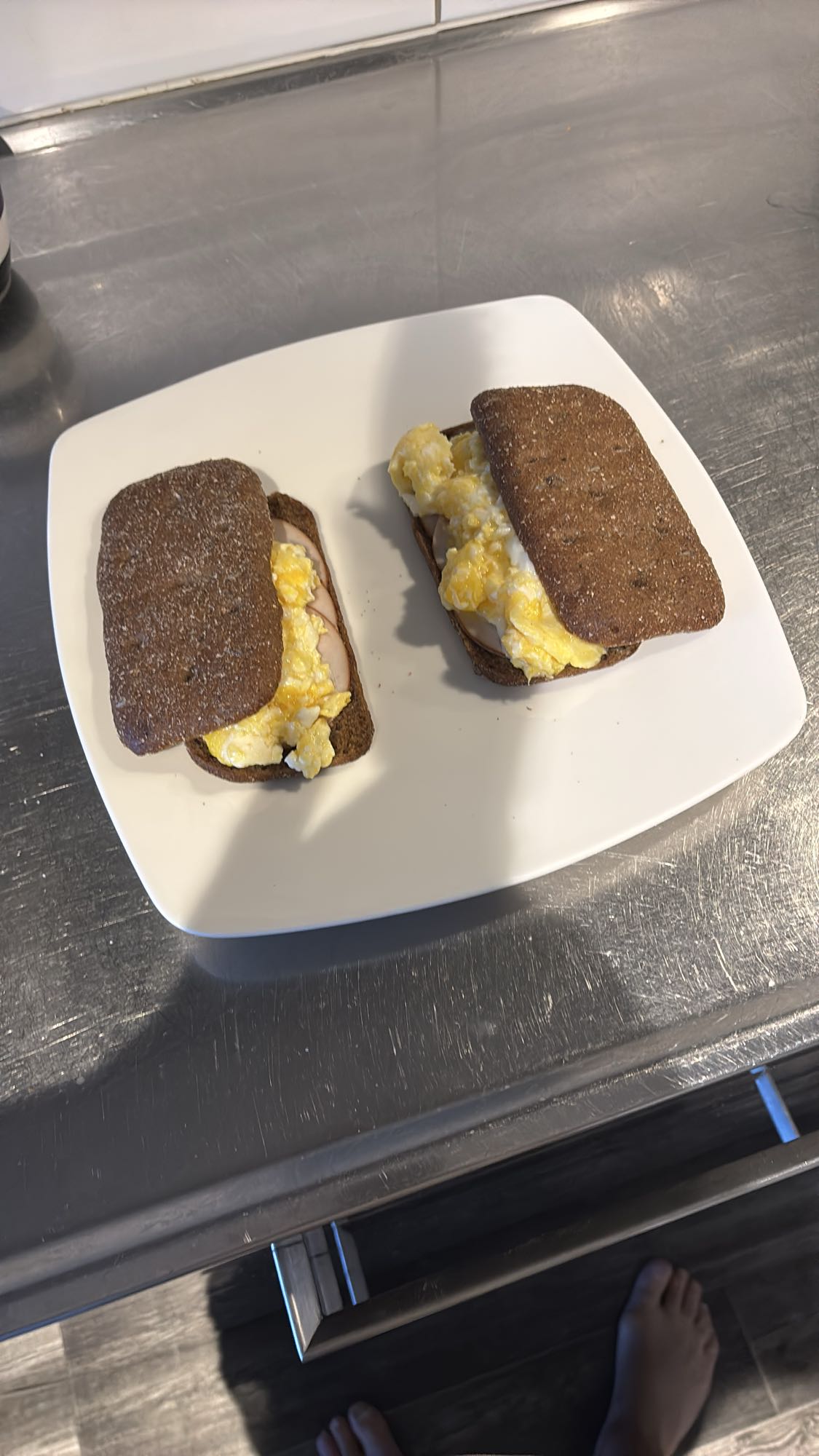 Ägg- och skinksmörgås