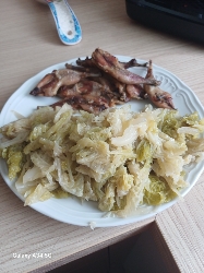 Chou et viande grillée