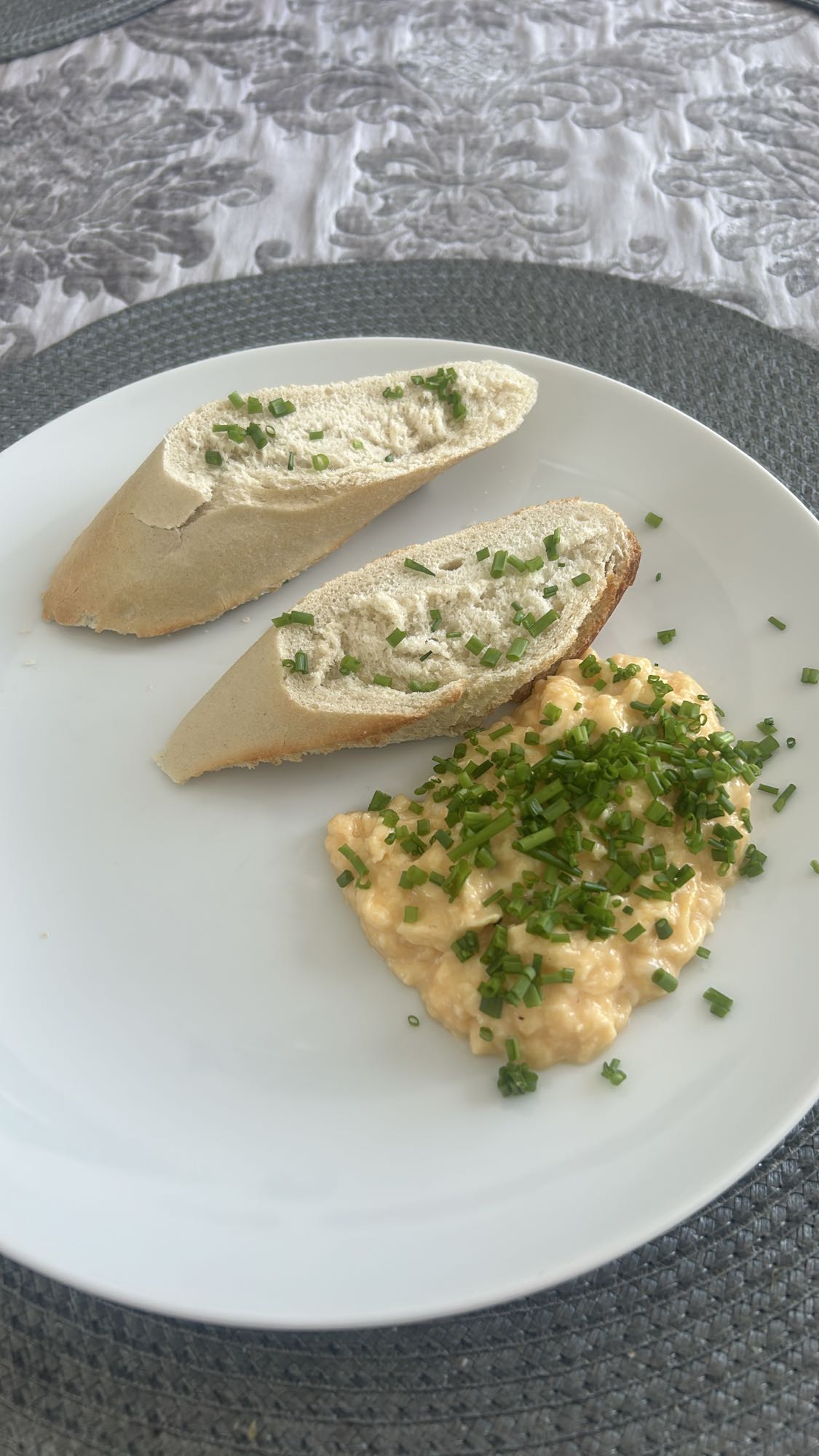 Jajecznica z bagietką