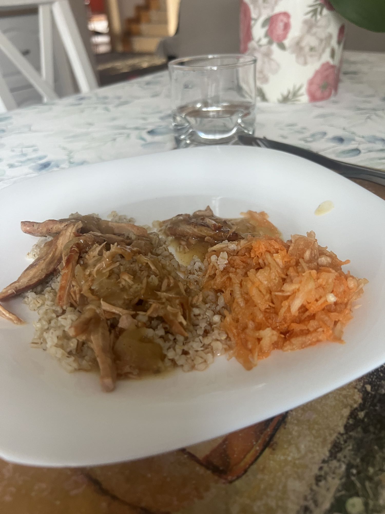 Kasza z kurczakiem i surówką