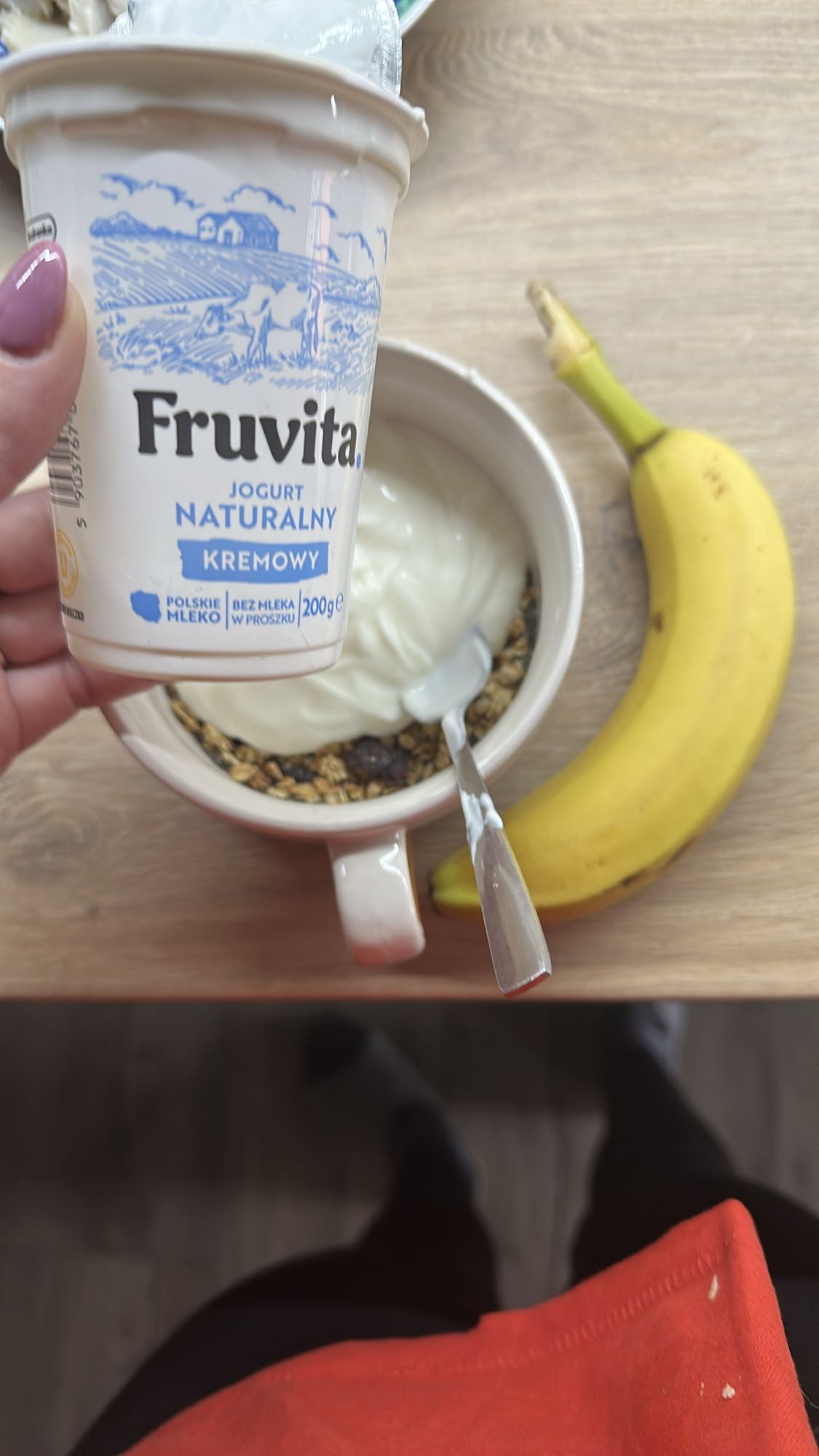 Jogurt z musli i bananem