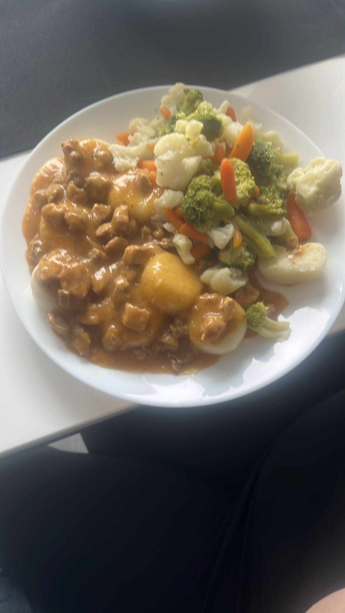 Gulasz z kluskami i warzywami