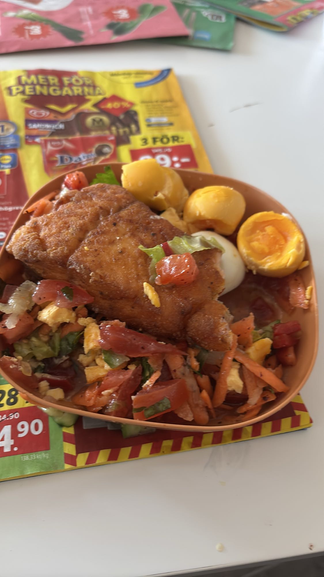 Friterad fisk med sallad